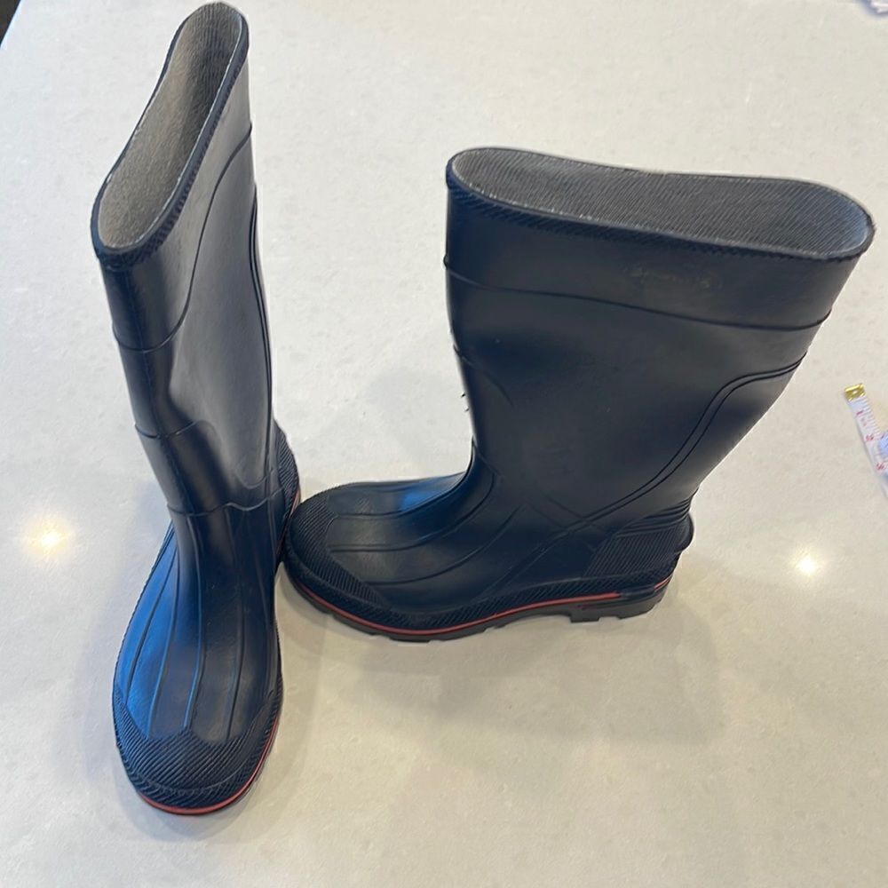 Servus women’s boots 7.5 great shape waterproof blue red, nice soles.